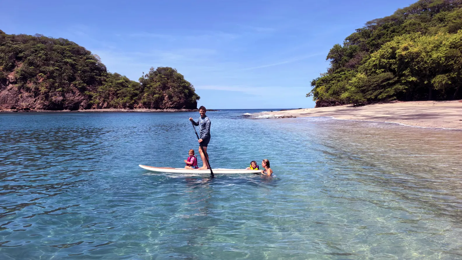 Family fishing and dolphins in Papagayo on Monday, October 26th, 2026